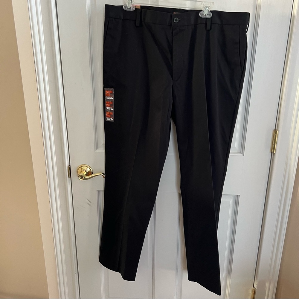 NEW WITH TAGS DOCKERS D2 Flat Front Black Iron Free Khakis Straight Fit 40x32